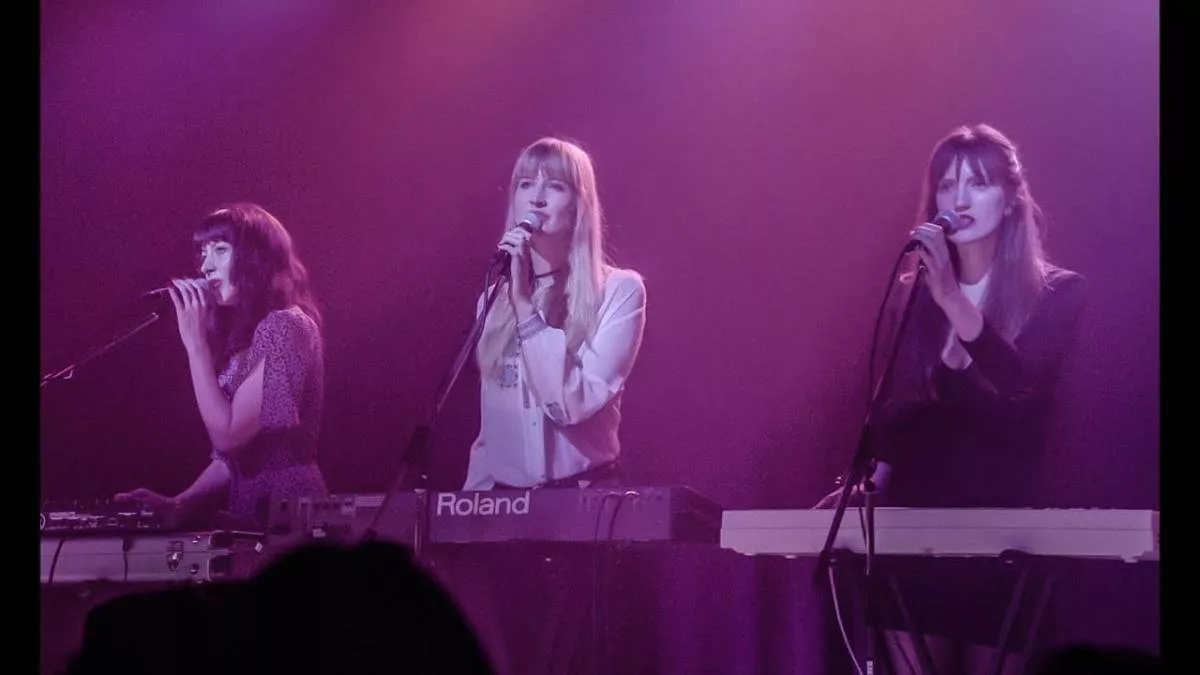 Au Revoir Simone live at the roadhouse