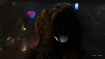 Sarah Palmer removes her face