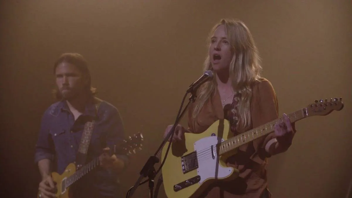 Lissie in the roadhouse