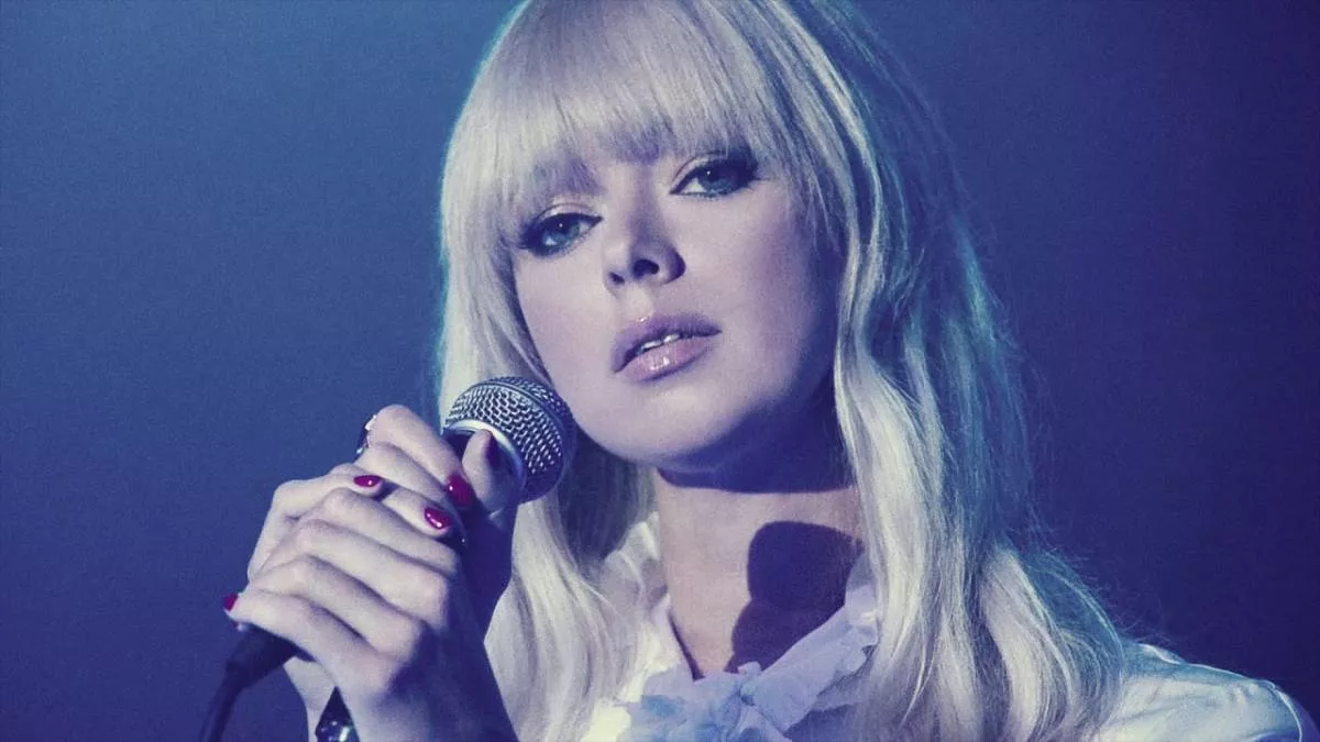 Chromatics sing Shadow at the roadhouse