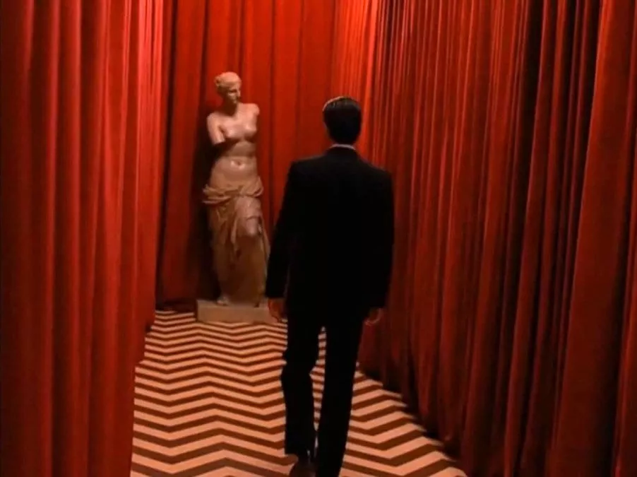 Cooper walks the black lodge with the venus statue