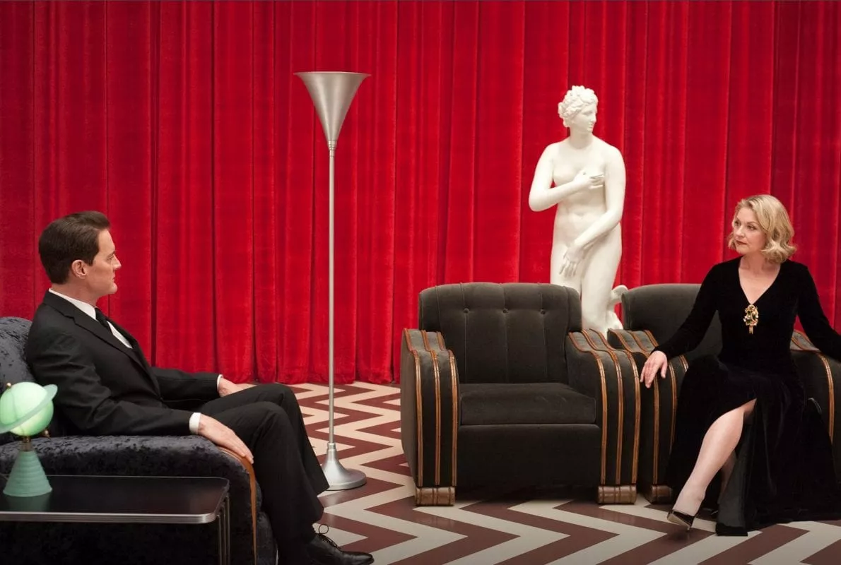 the black lodge with venus statue as cooper and laura sit in armchairs