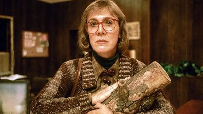 the log lady with her log at the sheriffs station