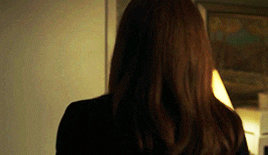 Scully invites Mulder into her room for sex