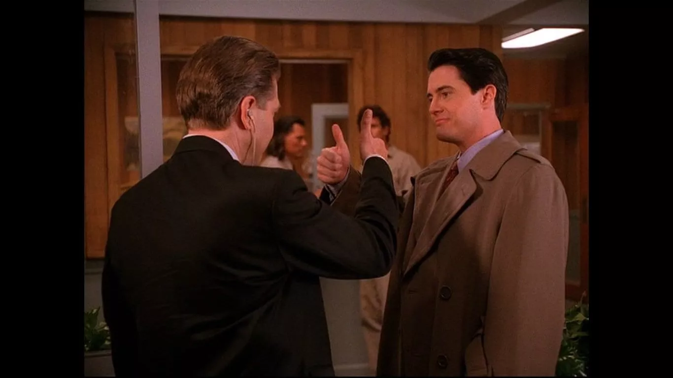 Gordon Cole and Dale Cooper give each other a thumbs up at the sheriffs station