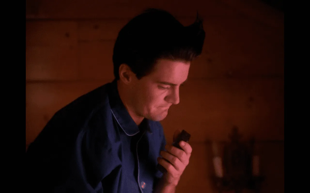 Dale Cooper talks into his dictaphone