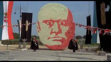 mussolini's giant head in Amarcord