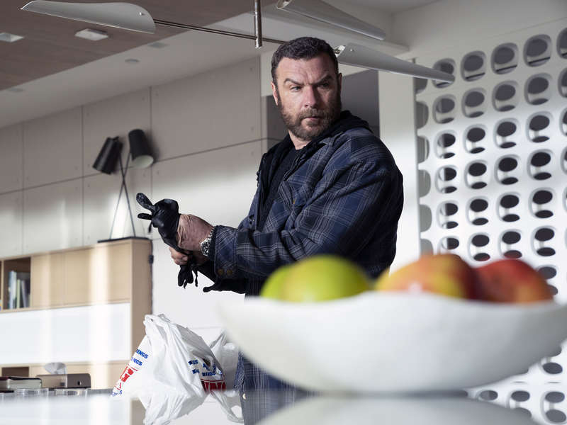 Ray prepares to take out Fetu in S6 Ep2 of Ray Donovan
