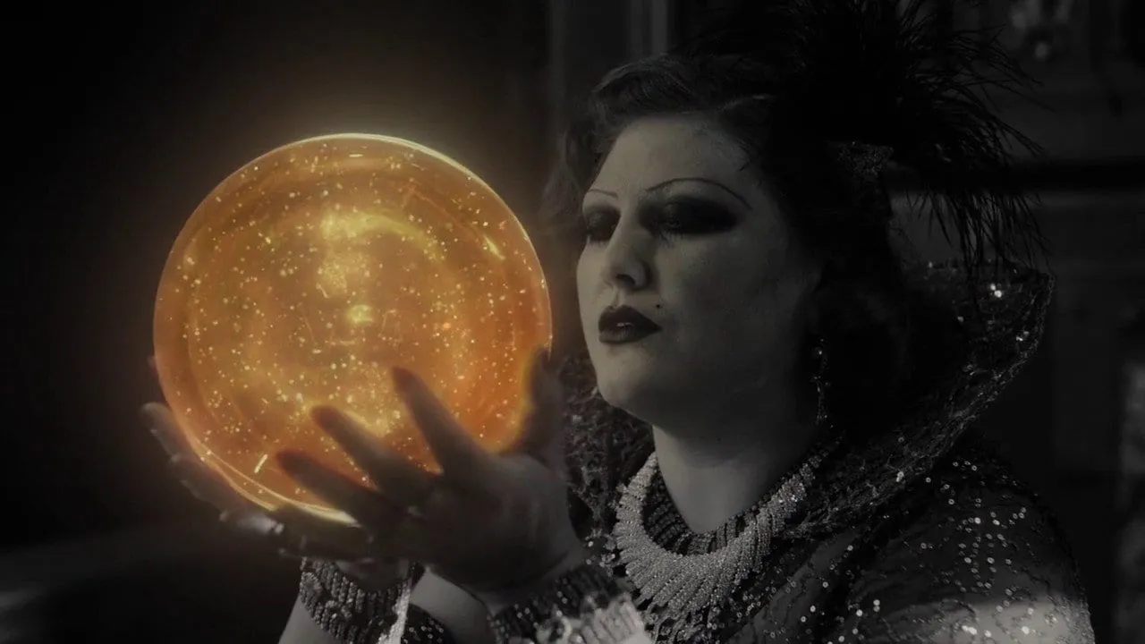 Joy Nash as Senorita Dido kissing the Golden Orb in Part 8 of Twin Peaks: The Return