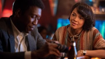 Amelia (Carmen Ejogo) talks to Wayne (Mahershala Ali) at a bar in HBO's True Detective
