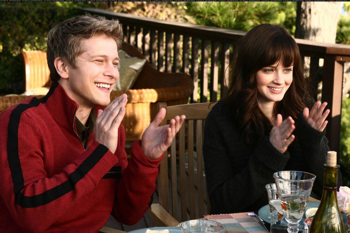 Logan and Rory sitting at a dining table clapping