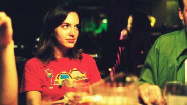 Young adult Marnie eats dinner at a restaurant with friends in Andrew Bujalski's film Funny Ha Ha.