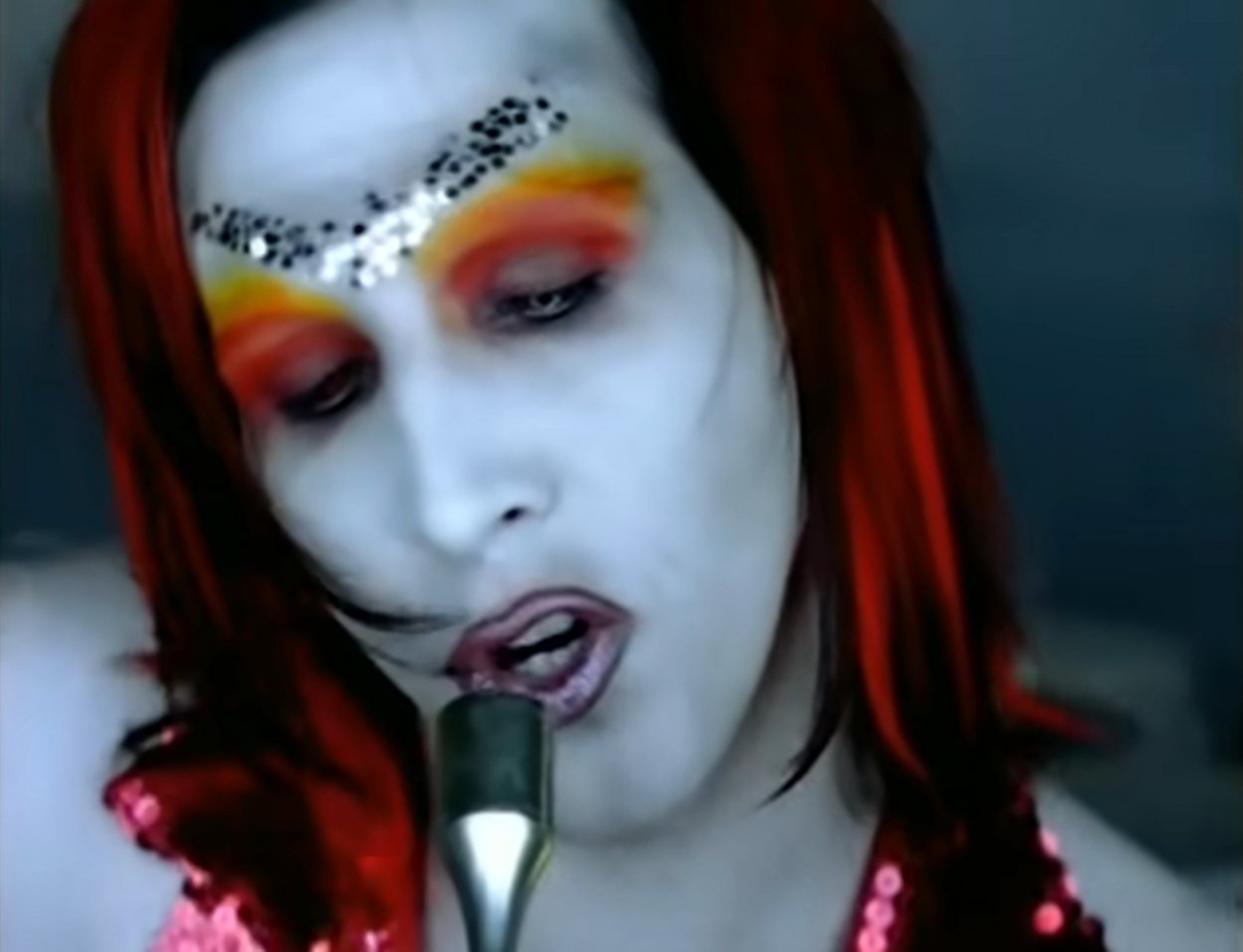 Marilyn Manson as an alien rock star singing in "The Dope Show" music video
