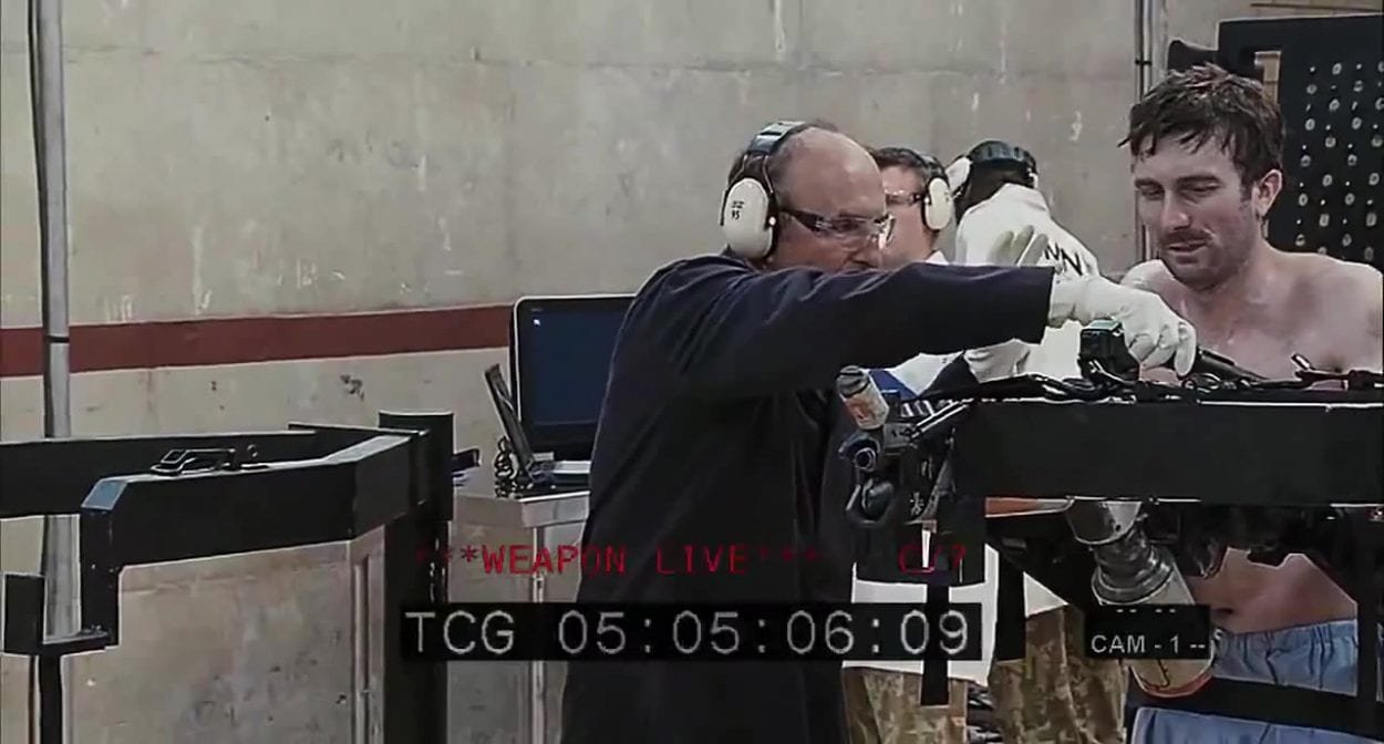 Wikus is forced by an MNU scientist to conduct a weapons test