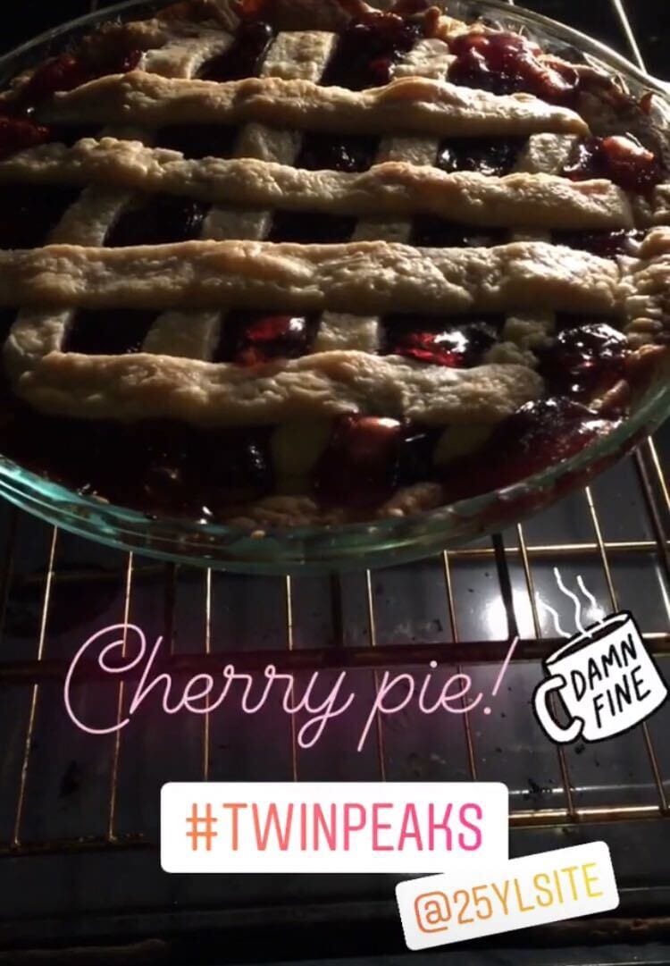 The final result of a cherry pie in the oven, with text on the bottom that says Cherry pie! and #TwinPeaks @25YLSite