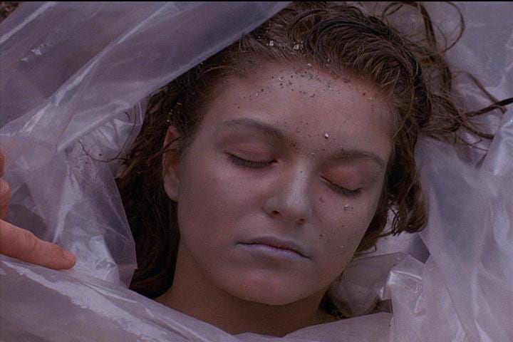 Laura Palmers face studded with sand in twin peaks pilot