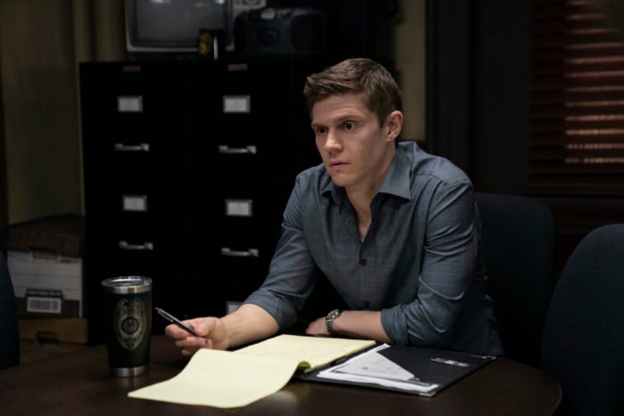Detective Zabel (Evan Peters) interrogates a suspect.