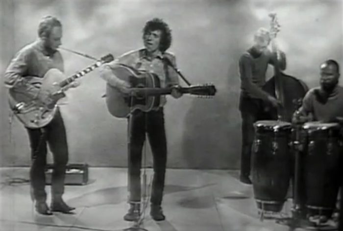 Buckley performing with guitarist Lee Underwood and conga player Carter Collins