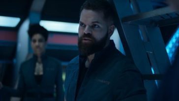 Amos makes a face, with Naomi in the background in The Expanse S6E2
