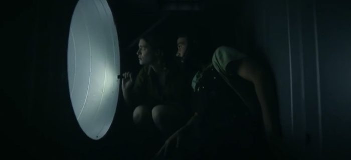 Kirsten (Mackenzie Davis) and Tyler (Daniel Zovatto) in the darks airport duct system