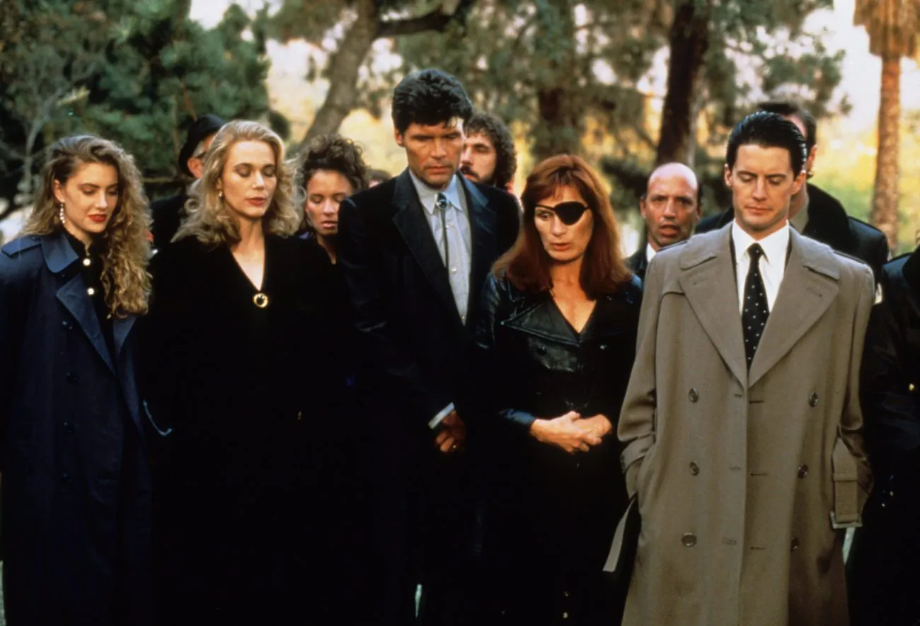 Shelly, Norma, Ed Nadine, and Cooper all in a line at the side of Laura Palmer's grave at her funeral