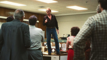 Jerry Buss stands on a desk addressing the Lakers team in Winning Time S1E2