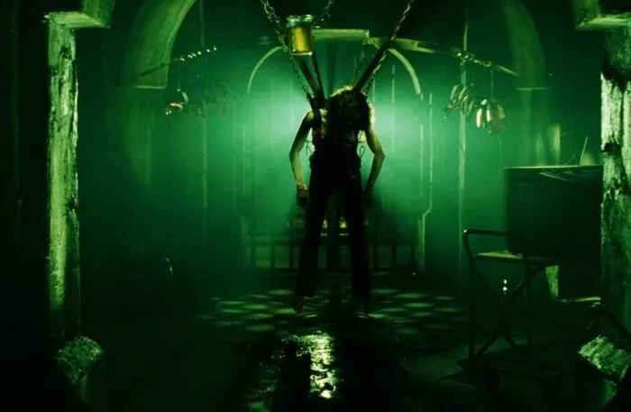 Detective Kerry dead in one of Amanda's traps, suspended via a metal contraption