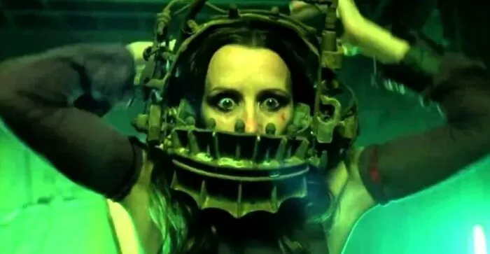 Amanda inside the reverse bear trap in Saw