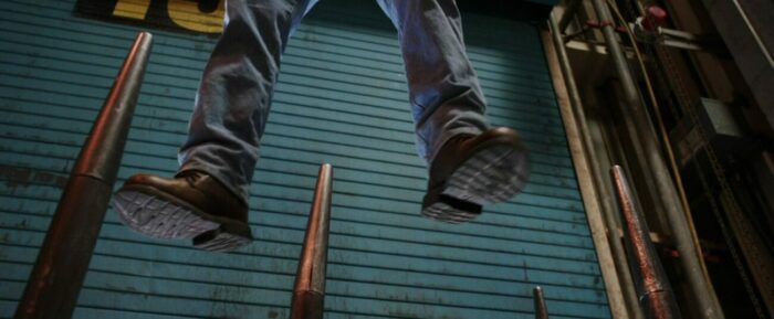 Roy's legs suspended above a metal spike in Final Destination 5 (2011)