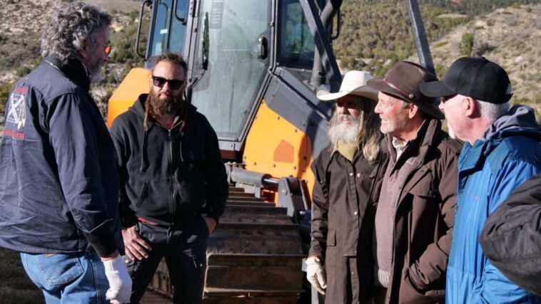 Duane Ollinger, Chad Ollinger, Charlie Snider, Eric, and James Keenan discuss excavation at Bead Site.