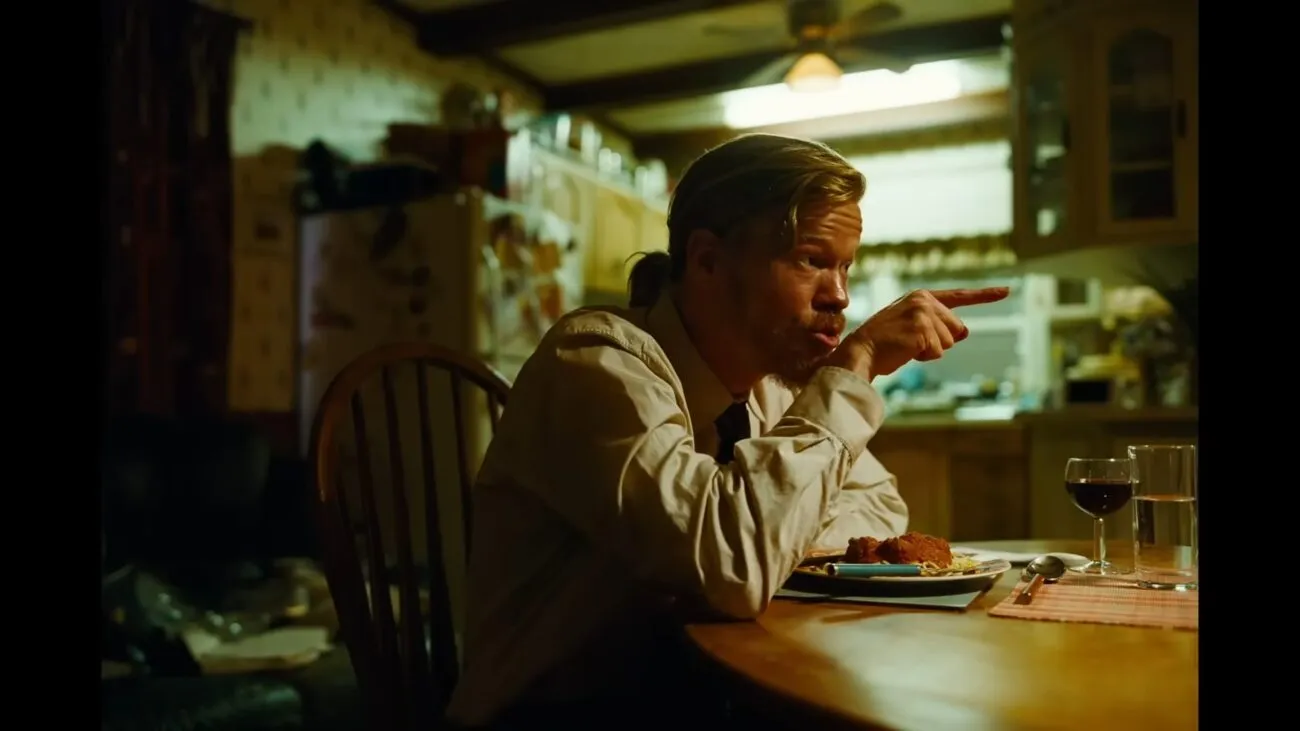 Teddy (Jesse Plemons) points his finger at Michelle (Emma Stone) accusing her.